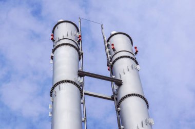 Endüstriyel kazan flues, mavi gökyüzü