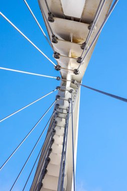 Kablolar ve asma köprü Kulesi .