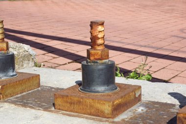 cıvata arka plan, çelik cıvata, kazık civatalar, makro cıvata, metal cıvata. Metal boru civatalar izole bir arka plan üzerinde petrol ve gaz sektöründe boru hattı ile flanşlar ve bitki veya işlem yüklü.