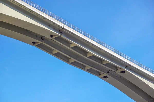 Die Unterseite der Brücke. Zementstruktur von unten betrachtet — Stockfoto