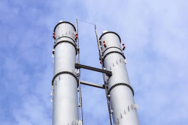 Industriële ketel schoorstenen, tegen de blauwe hemel — Stockfoto