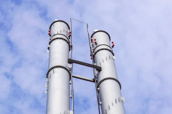 Industriële ketel schoorstenen, tegen de blauwe hemel — Stockfoto