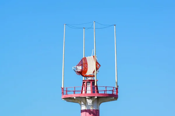 Radar no aeroporto, controle de tráfego aéreo e céu azul — Fotografia de Stock