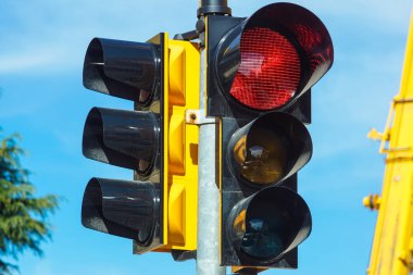 Şehir caddesinde kırmızı trafik ışığı