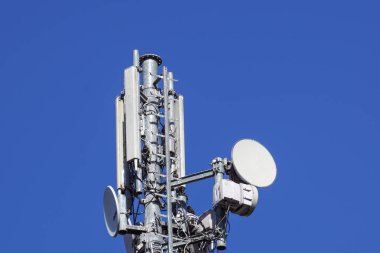 Telekomünikasyon mobil iletişim için anten hücre kule.