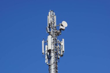 Telekomünikasyon mobil iletişim için anten hücre kule.