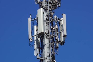 Telekomünikasyon mobil iletişim için anten hücre kule.