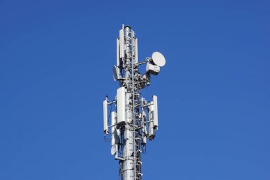 Telekomünikasyon mobil iletişim için anten hücre kule.