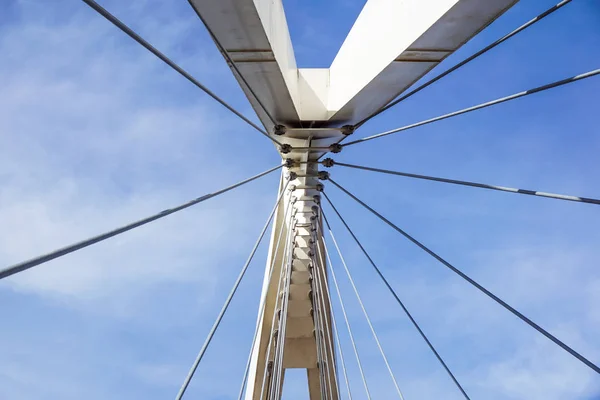Cables y torre del puente colgante  . —  Fotos de Stock
