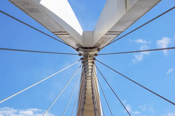 Cables y torre del puente colgante  . —  Fotos de Stock