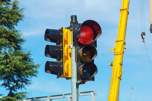 Semaforo rosso nella strada della città — Foto Stock