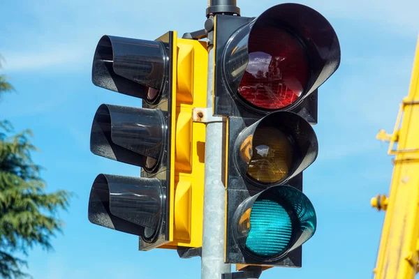 Verkeerslichten met het groene licht verlicht — Stockfoto