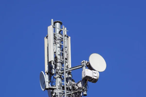 Cellules d'antenne de pylône de télécommunications pour communications mobiles . — Photo