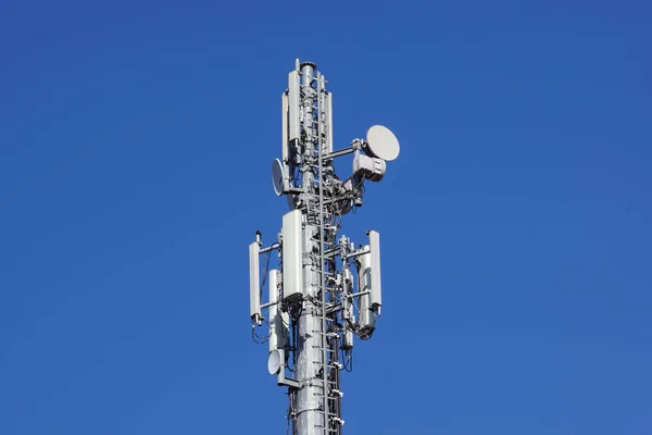 Cellules d'antenne de pylône de télécommunications pour communications mobiles . — Photo