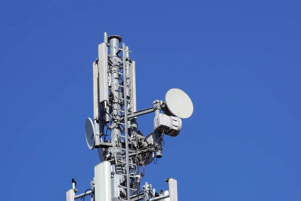 Cellules d'antenne de pylône de télécommunications pour communications mobiles . — Photo