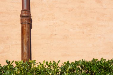 Boru oluğuyla yıpranmış tuğla duvar. Bir evin ön cephesinin ayrıntıları. Fotoğraf dışarıda, tuğla duvar ve borunun arka planında çekildi.