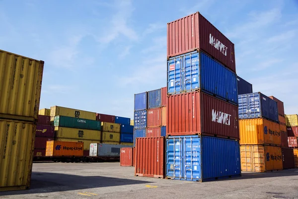 Milano, Italien 10 April 2017: flera containrar är redo att lastas på fartyg i hamnen. Behållarna är den klassiska metoden för sjötransporter av olika varor — Stockfoto