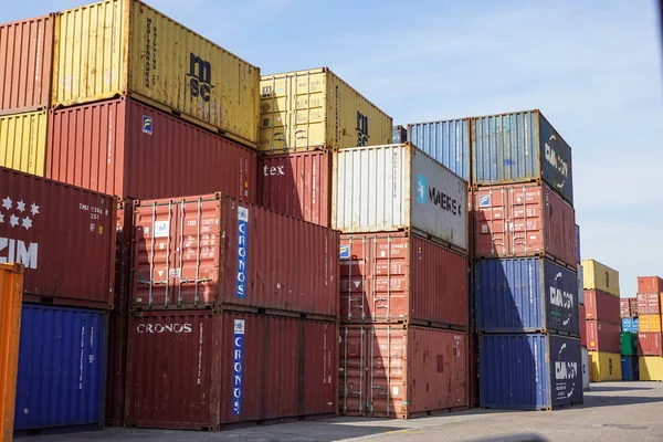 MILÁN, ITALIA 10 de abril de 2017: Varios contenedores están listos para ser cargados en los buques del puerto. Los contenedores son el método clásico para el transporte marítimo de diferentes mercancías — Foto de Stock