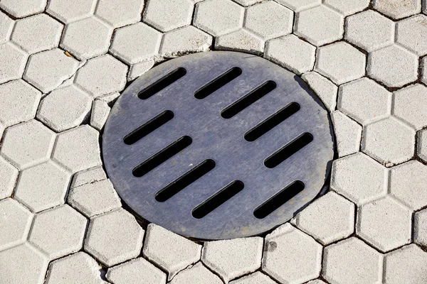 Vapor saliendo de una alcantarilla en una calle  . —  Fotos de Stock