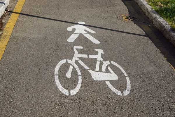Білий велосипедний знак на асфальті в парку . — стокове фото
