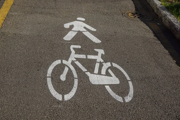Білий велосипедний знак на асфальті в парку . — стокове фото