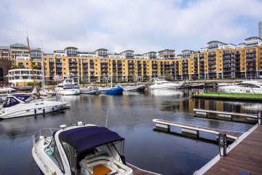 London, Büyük Britanya - 25 Nisan: St Katharine dock üzerinde 25 Nisan 2017 Londra'da. Marina Yat ve yelken tekne Londra, İngiltere için.