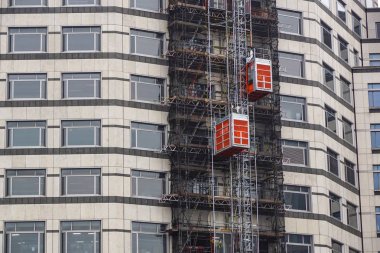 çalışma malzemeleri getirmek için inşaat oluşturulmasında kullanılan dış yük asansörleri