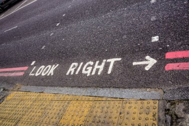 Londra sokağa doğru işaret bak