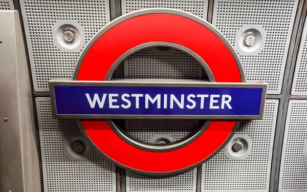 ЛОНДОН, Англия - 30 марта: Станция метро Underground Westminster в Лондоне 30 марта 2017 года. Лондонская подземная железная дорога - старейшая в мире подземная железная дорога протяженностью 402 км — стоковое фото
