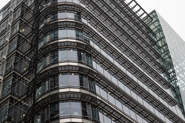 ロンドン、イギリス - 2017 年 4 月 6 日: キャナリー ワーフは、ロンドンの 2 つの主要なビジネス地区の 1 つ。.近所は全体のロンドンのスカイラインを形成するオフィス建物が点在 — ストック写真