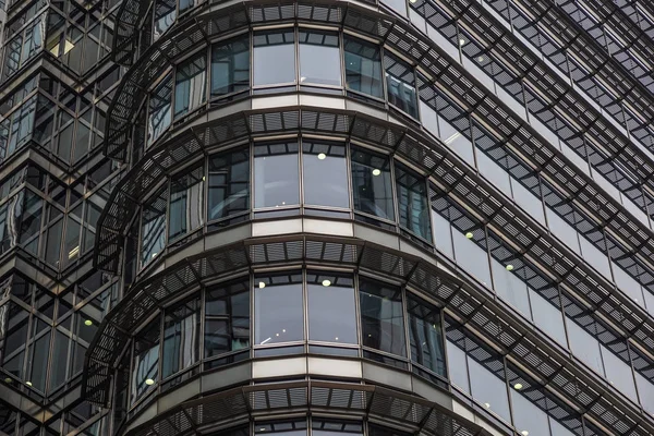 ロンドン、イギリス - 2017 年 4 月 6 日: キャナリー ワーフは、ロンドンの 2 つの主要なビジネス地区の 1 つ。.近所は全体のロンドンのスカイラインを形成するオフィス建物が点在 — ストック写真
