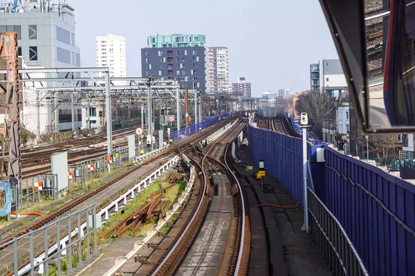 Londen, Engeland, 1 April 2017: Tower Gateway Station. DLR-lijn. Een lichte grootstedelijk gebied dienen de herbouwde van het havengebied in het oosten van Londen. Het werd geopend op 31 augustus 1987 — Stockfoto