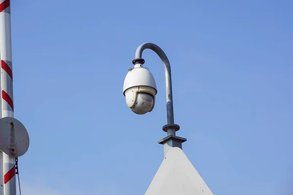 Câmeras de segurança a serem instaladas em postes altos . — Fotografia de Stock
