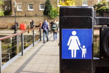 İşareti street, Aile. Çocuklar bir yetişkin eşliğinde .