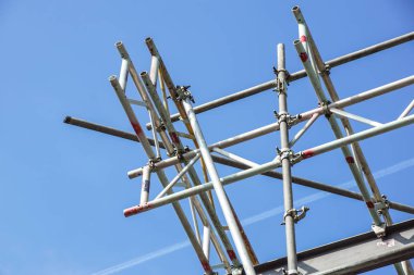 metal iskele Binası ve mavi gökyüzü arka plan