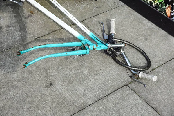 Bicicleta quebrada abandonada na estação de trem — Fotografia de Stock