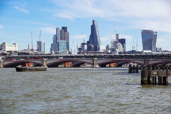 London, England - 25 April: den ”gurkan” mellan två skyskrapor byggs i City of London den 25 maj 2013. — Stockfoto