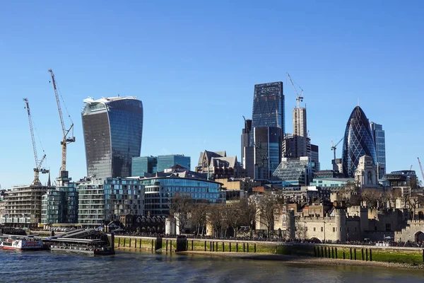 Londen, Engeland - 25 April: de "Gherkin" tussen twee wolkenkrabbers in aanbouw in de City of London op 25 mei 2013. — Stockfoto
