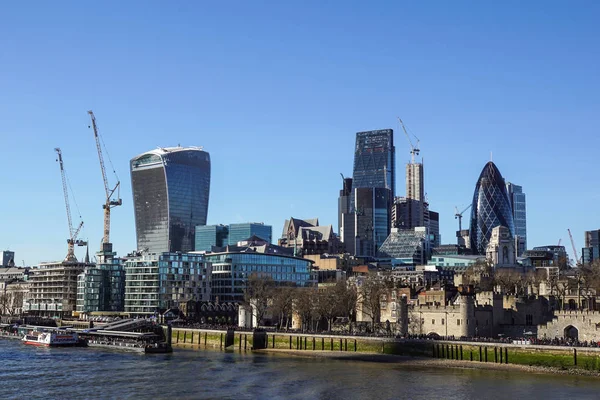 London, England - 25 April: den ”gurkan” mellan två skyskrapor byggs i City of London den 25 maj 2013. — Stockfoto