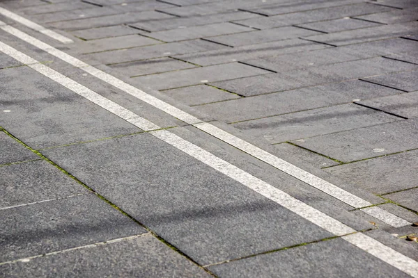 Abstrakt trappor, abstrakt trappsteg, trappor i staden, granit trappor, bred stentrappa ses ofta på monument och sevärdheter, bred sten trappor, trappsteg, svartvitt foto, diagonal — Stockfoto