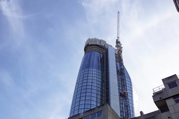 LONDON, ENGLAND - APRIL 25: One Blackfriars modern glass steel apartment block under construction. In London, England. — Stock Photo, Image