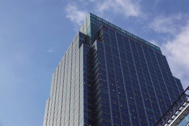 London, Büyük Britanya - 06 Nisan 2017: Canary Wharf, Londra'nın iki büyük iş bölgelerine biridir. . Mahallenin bütün Londra manzarası oluşturmak ofis binaları ile noktalı