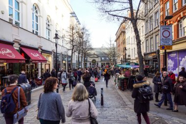 Salonda toplantı noktası ve alışveriş merkezi, inlondon, İngiltere'de tercih edilen genel Covent Garden Pazar, London, İngiltere - 16 Nisan: tanımlanamayan kişi