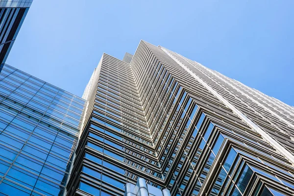 現代ガラス建物高層ビルの織り目加工の背景に視点と下側の角度を表示します。 . — ストック写真