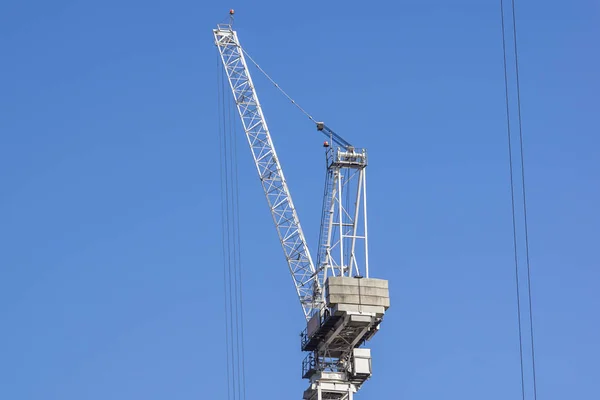 Konstruktion tornkran mot blå himmel — Stockfoto