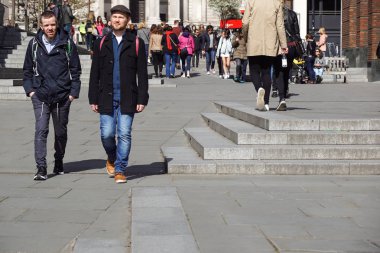 Londra, İngiltere - 24 Nisan 2017: Piccadilly circus halkın, turistlerin ve kavşak geçiş Londralılar dolu. İnsanlar yürürken, insanlar