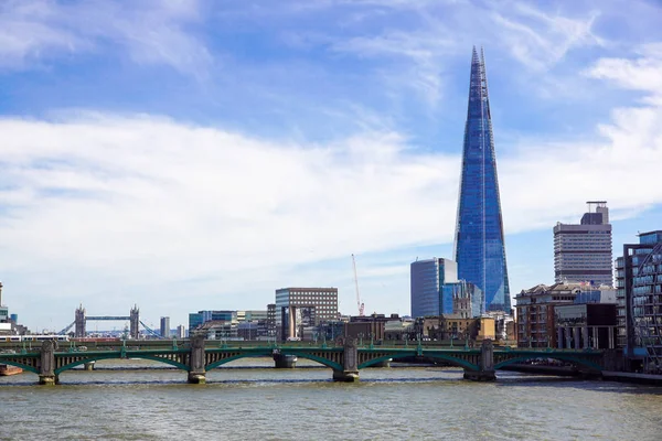 Londen - 20 Apr: The Shard gebouw en riverside afgebeeld op de 20e April 2017, in Londen. De Scherf geopend voor het publiek op februari 2013. 309m, permanent de Scherf is het hoogste gebouw in Europa. — Stockfoto