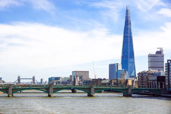 LONDRA - 20 APR: L'edificio Shard e il lungofiume nella foto del 20 aprile 2017, a Londra. Lo Shard è stato aperto al pubblico nel febbraio 2013. Con i suoi 309m di altezza, lo Shard è l'edificio più alto d'Europa . — Foto Stock