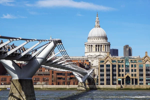 22η Μαρτίου 2017 - Λονδίνο, Ηνωμένο Βασίλειο. Σημεία ενδιαφέροντος Λονδίνο: Τάμεσης, γέφυρα Millennium και καθεδρικό ναό του Αγίου Παύλου — Φωτογραφία Αρχείου