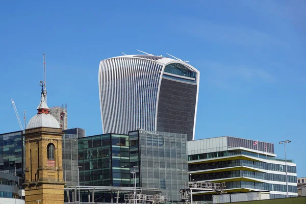 Londen, Engeland - 25 April: de "Gherkin" tussen twee wolkenkrabbers in aanbouw in de City of London op 25 mei 2013. — Stockfoto